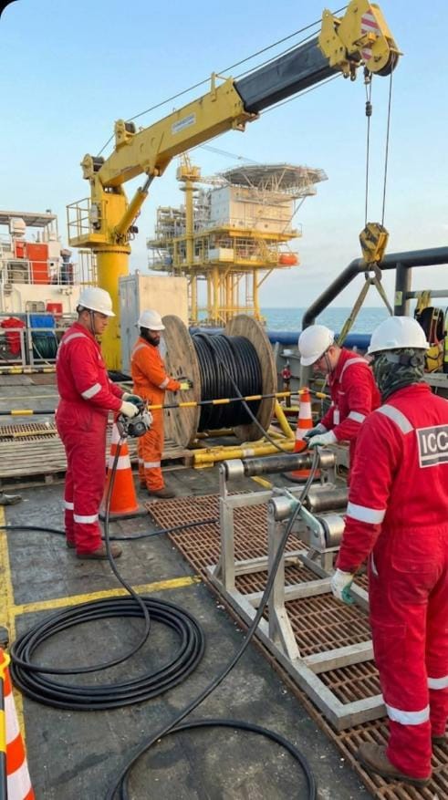 BFOU 0.6/1kV marine power cable installation on offshore deck from cable drum