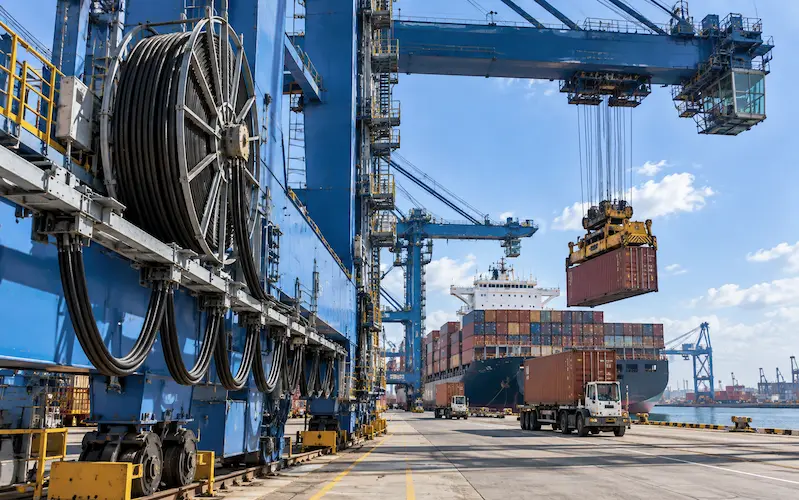 Port crane reeling and festoon cable system at a container terminal