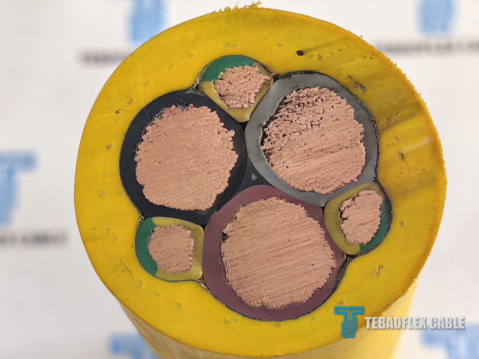 Close view of the yellow (N)SHTOEU-J 0.6/1 kV 3 x 70 reeling cable core arrangement