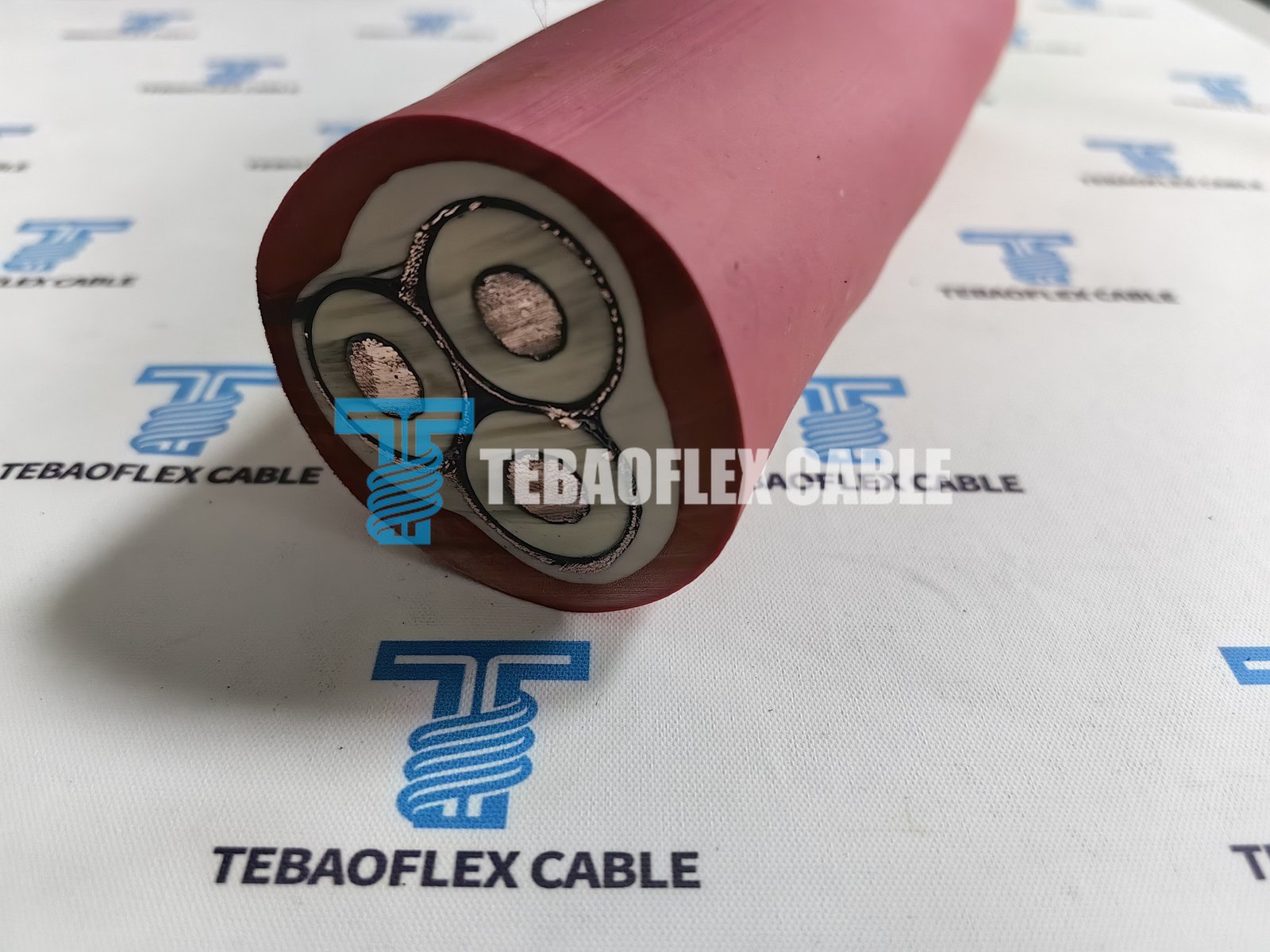 Cross-section of the red 12/20 kV (N)TSCGECEWOEU mining reeling cable with three screened power cores